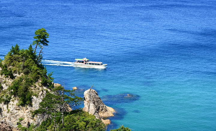 A sightseeing Boat to uradome coast island