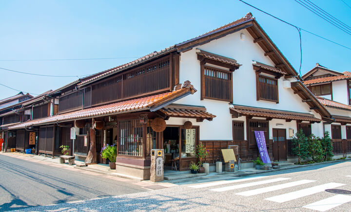 Kurayoshi white wall storehouses